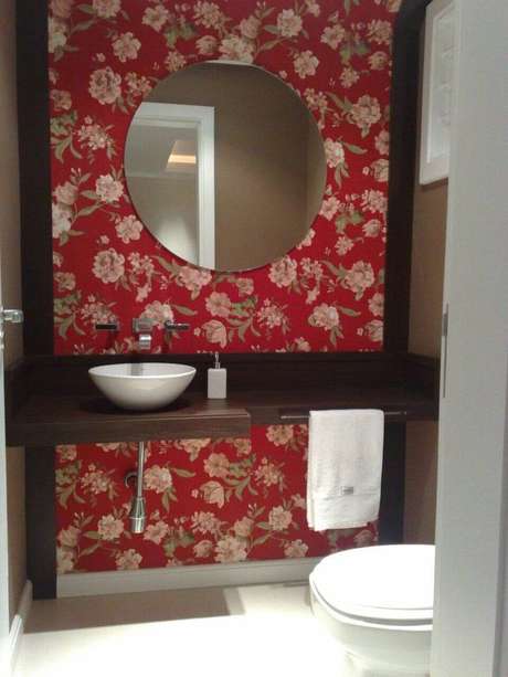 44. Este banheiro já chamativo por si só, por isso opta usa uma toalha de lavabo simples e delicada. Projeto de Lívia Gobetti 44. Este banheiro já chamativo por si só, por isso opta usa uma toalha de lavabo simples e delicada. Projeto de Lívia Gobetti