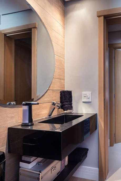 17. O preto é uma cor interessante de se usar na toalha de lavabo. Projeto de Braccini + Lima Arquitetura 17. O preto é uma cor interessante de se usar na toalha de lavabo. Projeto de Braccini + Lima Arquitetura