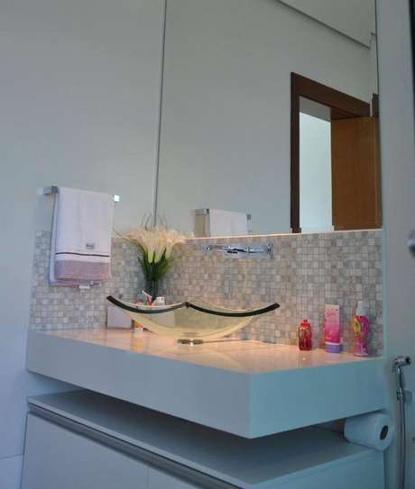 7. Esta toalha de lavabo chama a atenção por usar duas cores simples. Projeto de Cláudia Breias 7. Esta toalha de lavabo chama a atenção por usar duas cores simples. Projeto de Cláudia Breias