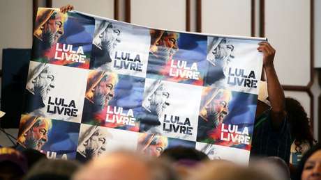 Ex-presidente diz que pauta do 'Lula Livre' continua impulsionada pois o PT acredita na sua inocência Ex-presidente diz que pauta do 'Lula Livre' continua impulsionada pois o PT acredita na sua inocência