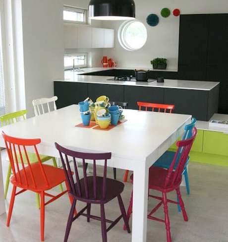 45. Cadeiras de madeira coloridas trazem vida para a cozinha. Fonte: Pinterest 45. Cadeiras de madeira coloridas trazem vida para a cozinha. Fonte: Pinterest