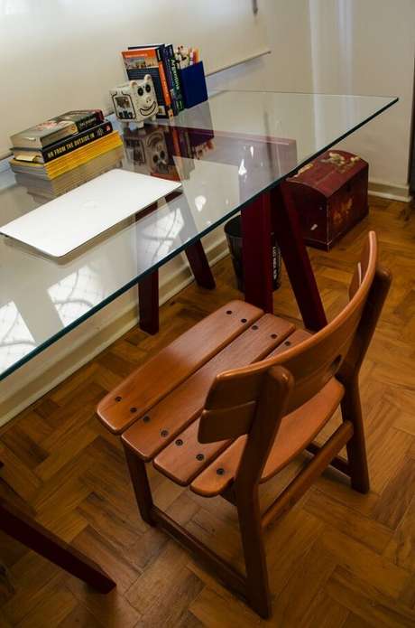 23. Home office com mesa de vidro e cadeira de madeira. Projeto por Adriana Fornazari 23. Home office com mesa de vidro e cadeira de madeira. Projeto por Adriana Fornazari