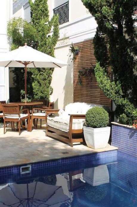 30. Áreas de piscina ficam ótimas com Kaizuka. Foto: Decor Fácil 30. Áreas de piscina ficam ótimas com Kaizuka. Foto: Decor Fácil