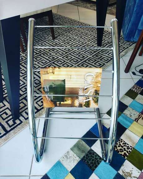 4. O revisteiro cromado é o modelo mais durável do mercado. Foto: Bella Casa Moda e Decorações 4. O revisteiro cromado é o modelo mais durável do mercado. Foto: Bella Casa Moda e Decorações