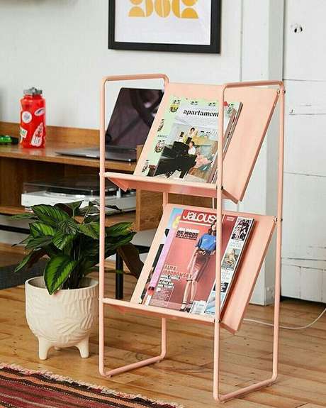45. O revisteiro rosa é delicado e vai bem com muitos modelos de decoração. Foto: Pinterest 45. O revisteiro rosa é delicado e vai bem com muitos modelos de decoração. Foto: Pinterest