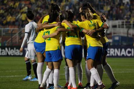 Brasil goleia Argentina no futebol feminino.