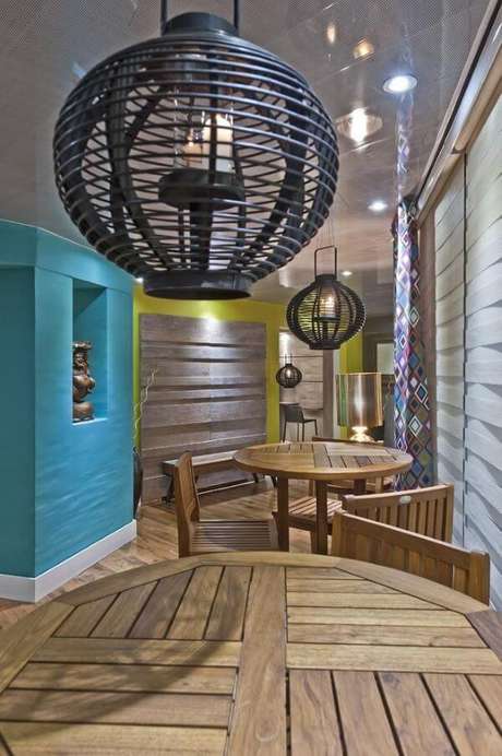 51. Decoração com pendentes aramados pretos acima da mesa de madeira – Por: Juliana Lhoz 51. Decoração com pendentes aramados pretos acima da mesa de madeira – Por: Juliana Lhoz