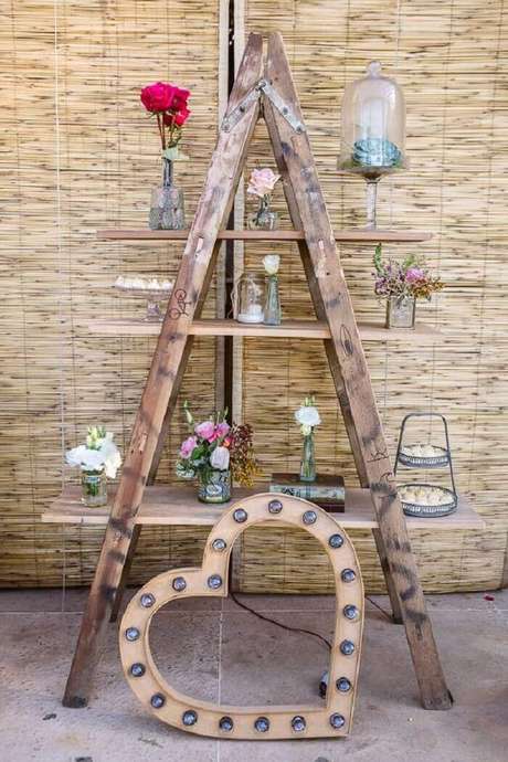 41. Decoração de casamento vintage com estante escada. Fonte: Pintrest 41. Decoração de casamento vintage com estante escada. Fonte: Pintrest