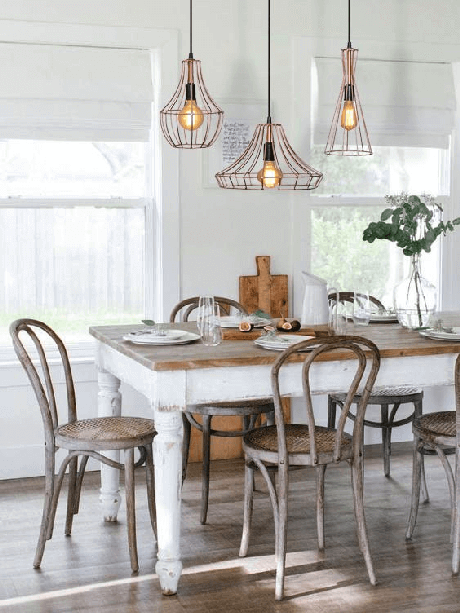 13. Mesa de jantar com conjunto de pendente aramado triplo em rose gold – Por: Pinterest 13. Mesa de jantar com conjunto de pendente aramado triplo em rose gold – Por: Pinterest