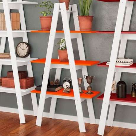 57. Estante escada com várias prateleiras. Fonte: Pinterest 57. Estante escada com várias prateleiras. Fonte: Pinterest