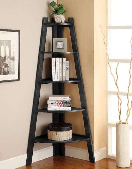 9. Estante escada de canto é perfeita para ambientes com espaços reduzidos. Fonte: Pinterest 9. Estante escada de canto é perfeita para ambientes com espaços reduzidos. Fonte: Pinterest