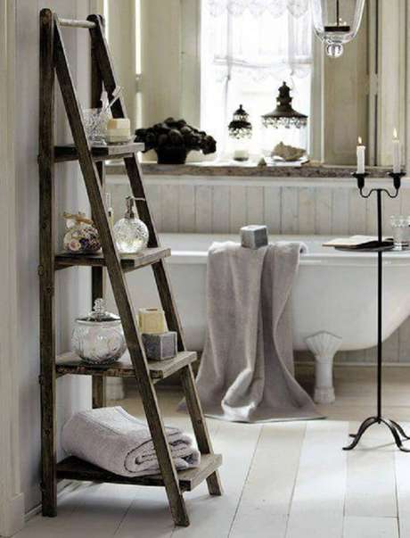 22. Estante de madeira com 4 níveis para banheiro. Fonte: Pinterest 22. Estante de madeira com 4 níveis para banheiro. Fonte: Pinterest