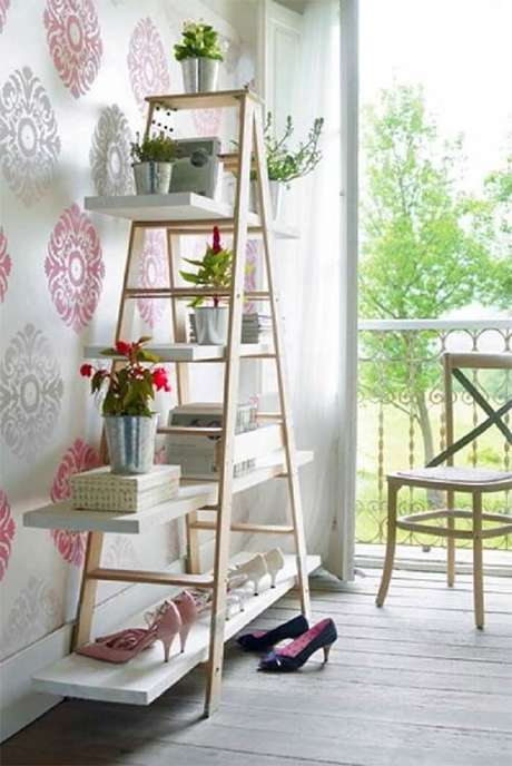 25. Estante de madeira complementa a decoração do ambiente. Fonte: Pinterest 25. Estante de madeira complementa a decoração do ambiente. Fonte: Pinterest