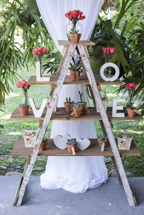 48. Estante de madeira para festa de casamento. Fonte: Pinterest 48. Estante de madeira para festa de casamento. Fonte: Pinterest