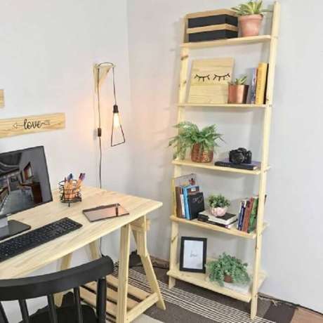 59. Estante de madeira para home office. Fonte: Pinterest 59. Estante de madeira para home office. Fonte: Pinterest