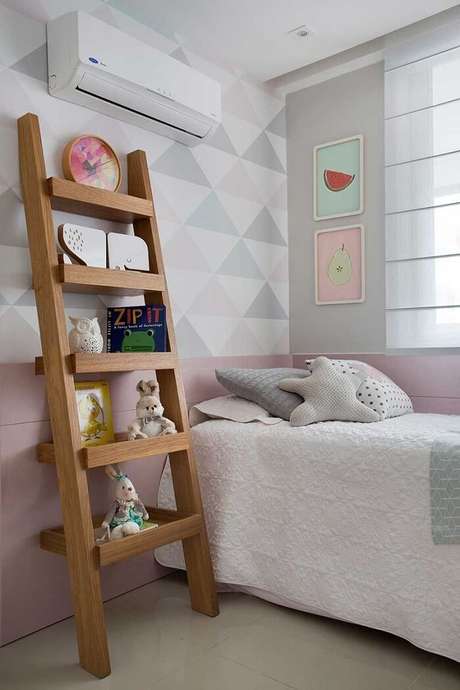 26. Estante de madeira para quarto infantil com cinco repartições. Fonte: Pinterest 26. Estante de madeira para quarto infantil com cinco repartições. Fonte: Pinterest