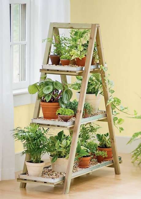 28. Estante de madeira serve de apoio para vasos de plantas. Fonte: Pinterest 28. Estante de madeira serve de apoio para vasos de plantas. Fonte: Pinterest