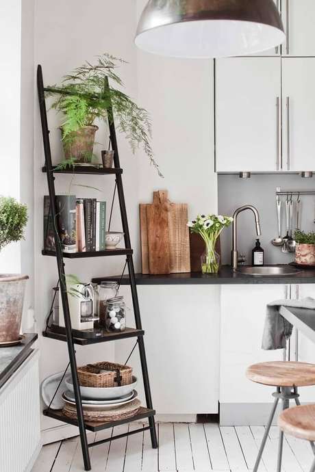 30. Estante escada preta para cozinha com 4 repartições. Fonte: Pinterest 30. Estante escada preta para cozinha com 4 repartições. Fonte: Pinterest