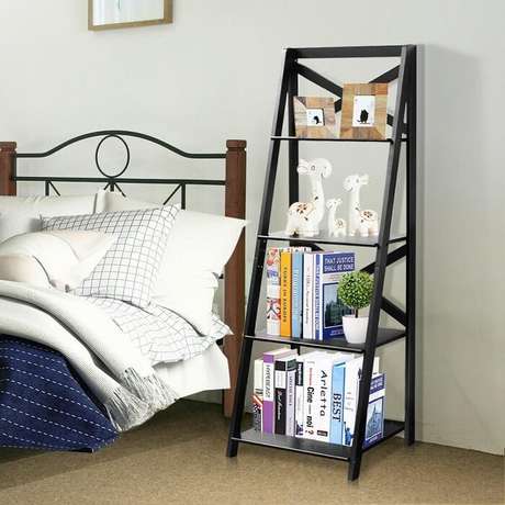 31. Estante escada preta posicionada ao lado da cama de casal facilita o acesso de diversos itens. Fonte: Pinterest 31. Estante escada preta posicionada ao lado da cama de casal facilita o acesso de diversos itens. Fonte: Pinterest