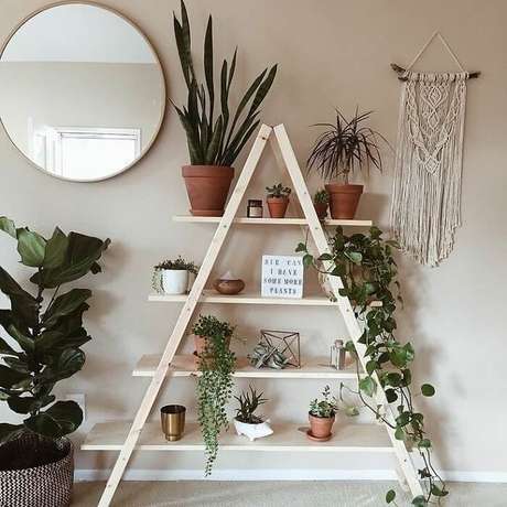 33. Estante escada serve de apoio para inúmeros vasinhos de plantas. Fonte: Pinterest 33. Estante escada serve de apoio para inúmeros vasinhos de plantas. Fonte: Pinterest