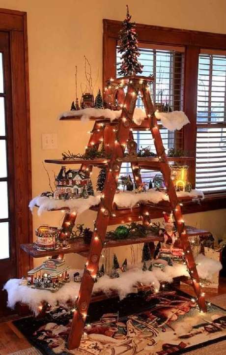 11. Estante escada utilizada como árvore de Natal. Fonte: Pinterest 11. Estante escada utilizada como árvore de Natal. Fonte: Pinterest