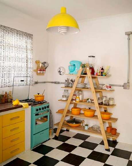 46. Estante para cozinha auxilia na organização. Fonte: Pinterest 46. Estante para cozinha auxilia na organização. Fonte: Pinterest