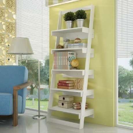 55. Estante branca complementa a decoração da sala de estar. Fonte: Pinterest 55. Estante branca complementa a decoração da sala de estar. Fonte: Pinterest