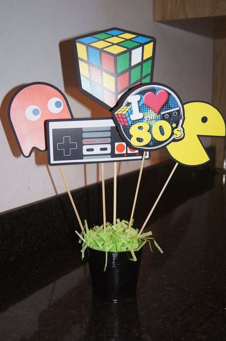 36. O centro de mesa da festa anos 80 pode ser simples e feito em casa. Foto: Etsy 36. O centro de mesa da festa anos 80 pode ser simples e feito em casa. Foto: Etsy