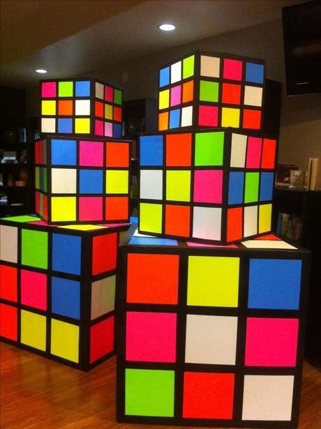 31. Os cubos mágicos são ótimos para criar itens decorativos grandes para uma festa anos 80. Foto: Father Gifts 31. Os cubos mágicos são ótimos para criar itens decorativos grandes para uma festa anos 80. Foto: Father Gifts