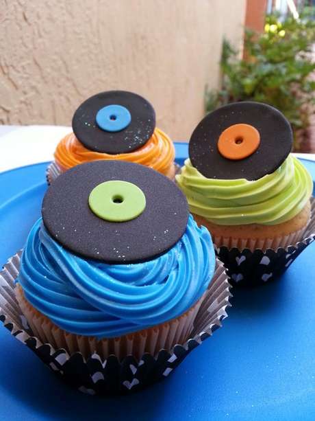 34. O vinil é algo muito usado em festa anos 80. Foto: Etsy 34. O vinil é algo muito usado em festa anos 80. Foto: Etsy