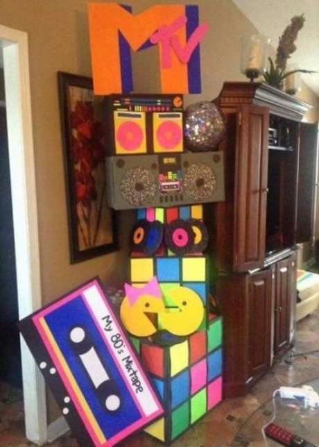 8. Cubos mágicos são ótimos elementos decorativos de uma festa anos 80. Foto: Martha Party Journal 8. Cubos mágicos são ótimos elementos decorativos de uma festa anos 80. Foto: Martha Party Journal