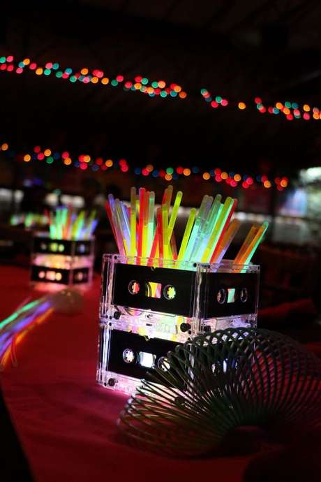 37. O neon pode estar associado aos itens da festa anos 80. Foto: Pinterest 37. O neon pode estar associado aos itens da festa anos 80. Foto: Pinterest