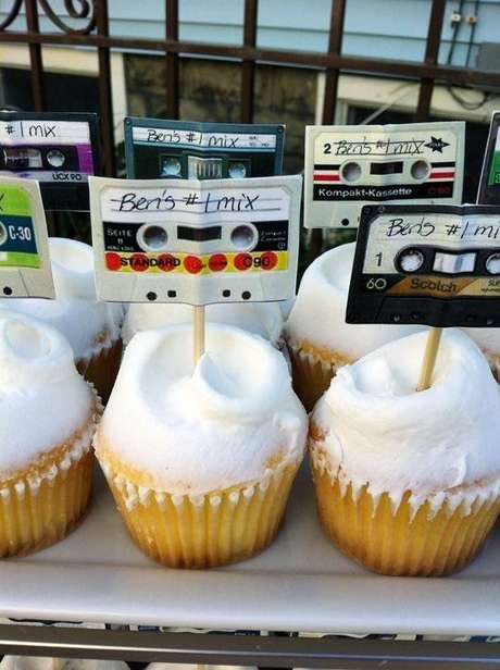 27. É importante lembrar que até em uma festa anos 80 os doces precisam ser mais gostosos do que bonitos. Foto: Apartment Therapy 27. É importante lembrar que até em uma festa anos 80 os doces precisam ser mais gostosos do que bonitos. Foto: Apartment Therapy