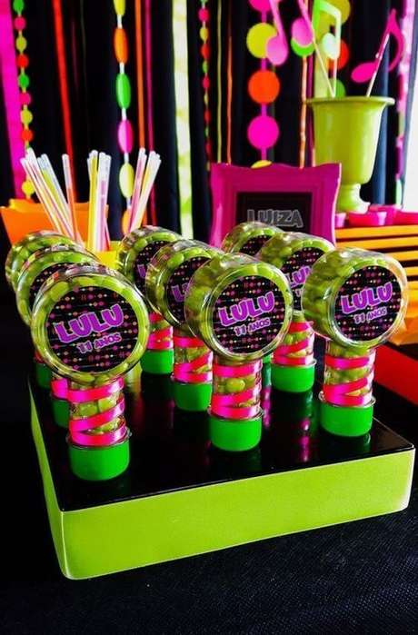 18. A embalagem dos doces da festa anos 80 pode ser decorado. Foto: Blog Papo Glamour 18. A embalagem dos doces da festa anos 80 pode ser decorado. Foto: Blog Papo Glamour