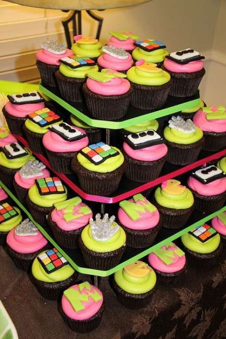 22. Os doces da festa anos 80 devem ser muito bem decorados. Foto: Flickr 22. Os doces da festa anos 80 devem ser muito bem decorados. Foto: Flickr