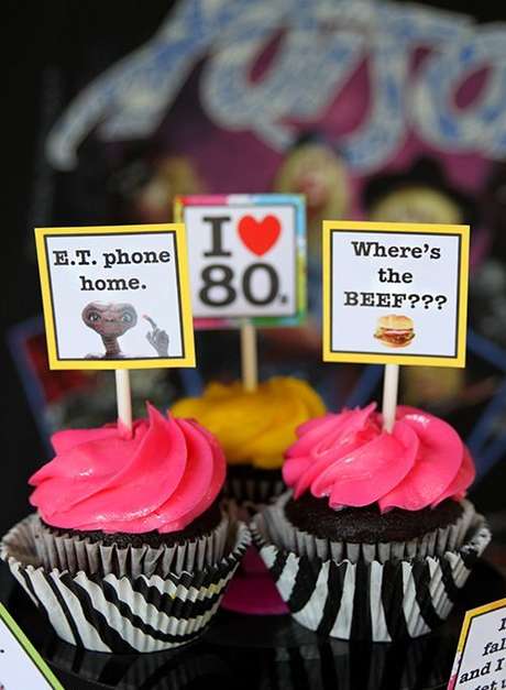 33. As plaquinhas são simples e decoram doces muito bem em uma festa anos 80. Foto: Living Locurto 33. As plaquinhas são simples e decoram doces muito bem em uma festa anos 80. Foto: Living Locurto