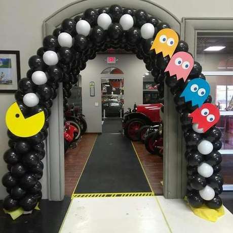 42. Mais um exemplo de como o jogo Pac Man é um ótimo elemento para festa anos 80. Foto: Gaming Superfleek 42. Mais um exemplo de como o jogo Pac Man é um ótimo elemento para festa anos 80. Foto: Gaming Superfleek