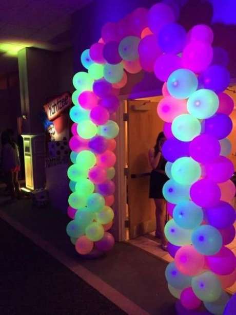 11. O neon da festa anos 80 pode estar nas bexigas. Foto: Fashion Bubbles 11. O neon da festa anos 80 pode estar nas bexigas. Foto: Fashion Bubbles