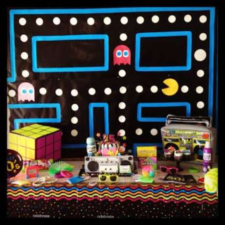 13. O jogo Pac Man é muito interessante e representa bem uma festa anos 80. Foto: Mamãe Fazendo Festa 13. O jogo Pac Man é muito interessante e representa bem uma festa anos 80. Foto: Mamãe Fazendo Festa