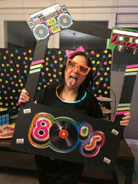 24. Pode ser interessante inserir cards para foto na decoração de festa anos 80. Foto: Pinterest 24. Pode ser interessante inserir cards para foto na decoração de festa anos 80. Foto: Pinterest