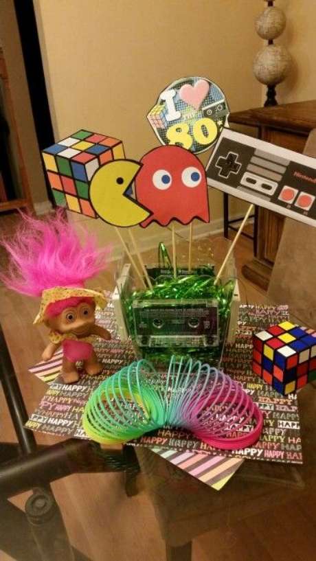 39. Os centros de mesa de uma festa anos 80 sempre são chamativos. Foto: Pinterest 39. Os centros de mesa de uma festa anos 80 sempre são chamativos. Foto: Pinterest