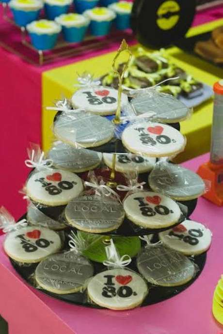 25. Os doces da festa anos 80 podem ser simples cookies. Foto: Casare 25. Os doces da festa anos 80 podem ser simples cookies. Foto: Casare