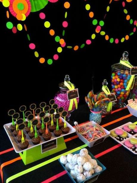 29. Aqui temos um exemplo de como o neon pode estar também nos doces. Foto: Blog Papo Glamour 29. Aqui temos um exemplo de como o neon pode estar também nos doces. Foto: Blog Papo Glamour