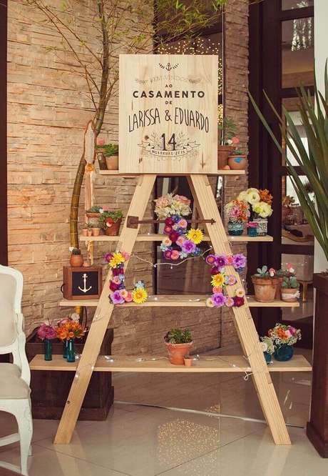 47. A estante recepciona os convidados da festa de casamento. Fonte: Pinterest 47. A estante recepciona os convidados da festa de casamento. Fonte: Pinterest