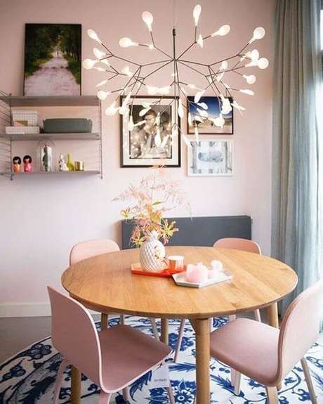 19. Lustre aramado diferente na mesa de jantar – Por: Casa Vogue 19. Lustre aramado diferente na mesa de jantar – Por: Casa Vogue