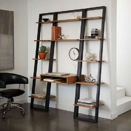 35. Modelo de estante escada com mesa central embutida. Fonte: Pinterest 35. Modelo de estante escada com mesa central embutida. Fonte: Pinterest