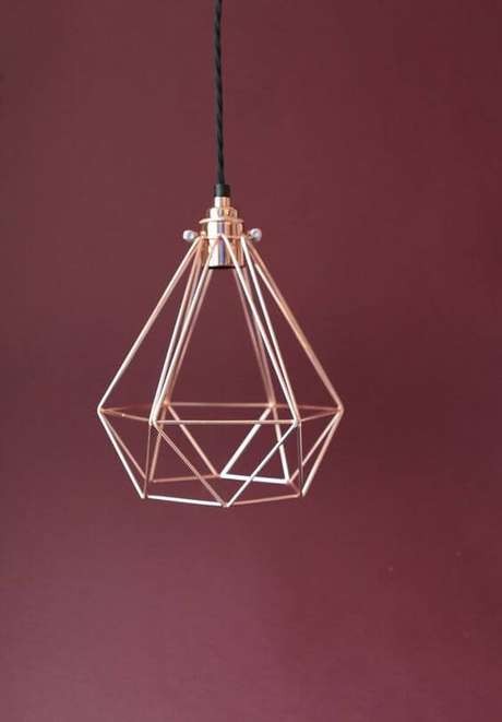 52. Pendente rose gold em contraste com a parede marsala – Por: Pinterest 52. Pendente rose gold em contraste com a parede marsala – Por: Pinterest
