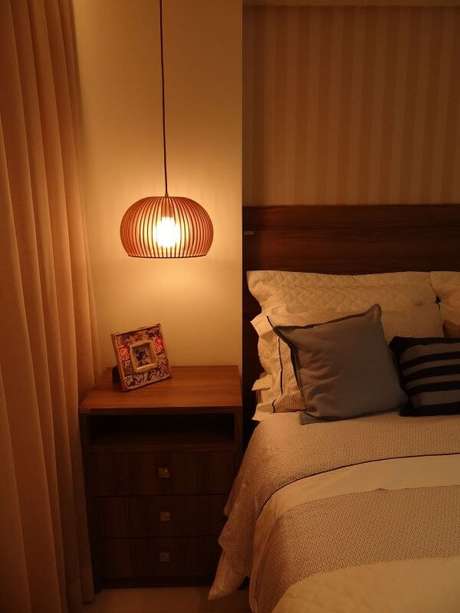 35. O pendente aramado para quarto de casal pode ser uma opção para iluminar o ambiente- Por: Nygaard e Simas Arquitetura 35. O pendente aramado para quarto de casal pode ser uma opção para iluminar o ambiente- Por: Nygaard e Simas Arquitetura