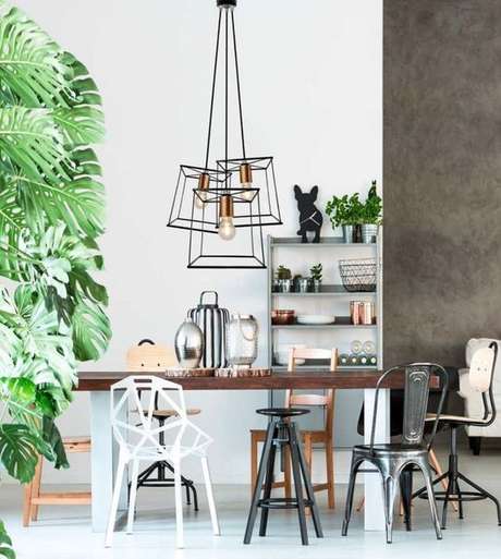40. Pendente aramado preto na sala de jantar – Por: Pinterest 40. Pendente aramado preto na sala de jantar – Por: Pinterest