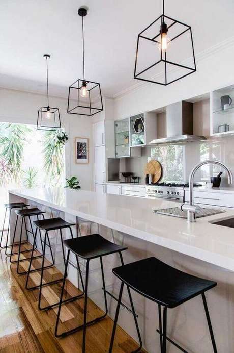 3. Conjunto de pendente aramado preto com bancos combinando para a bancada da cozinha – Por: Pinterest 3. Conjunto de pendente aramado preto com bancos combinando para a bancada da cozinha – Por: Pinterest